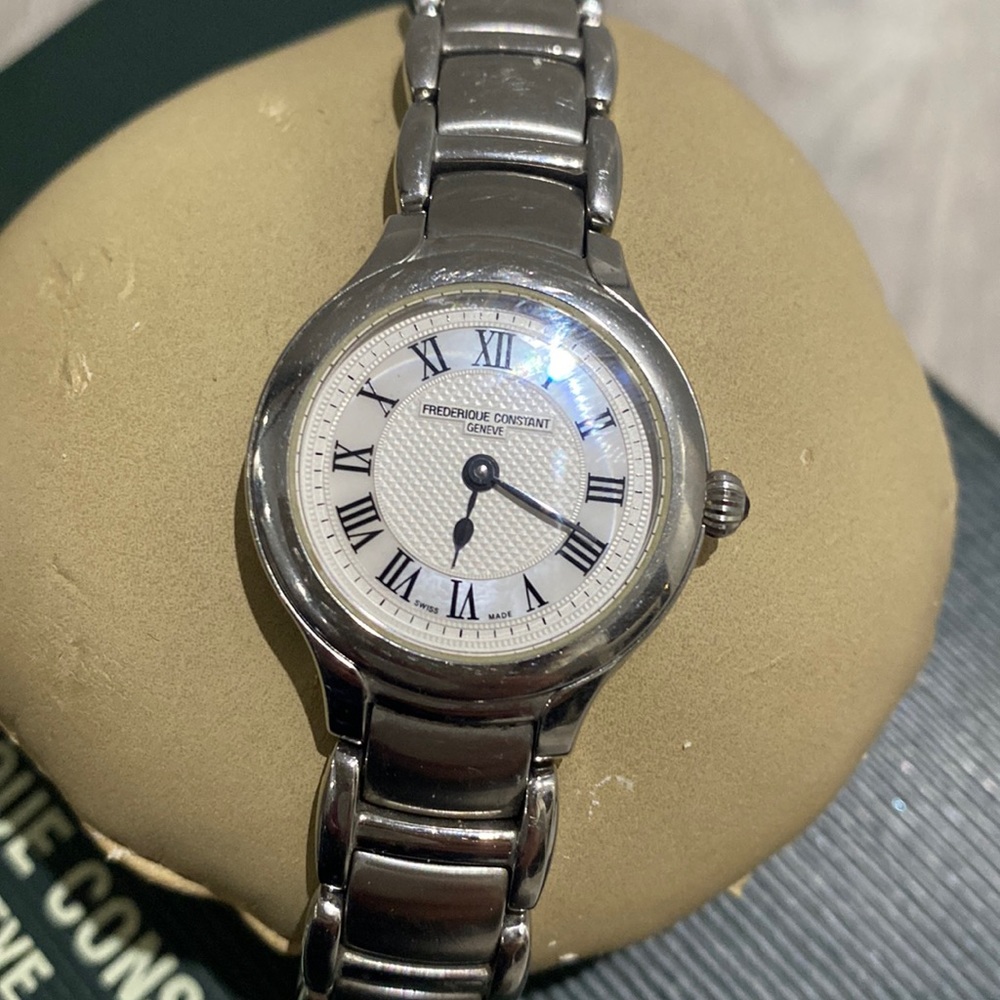Frederique Constant Women's Silver Tone Watch w box and extra links - Picture 2 of 6